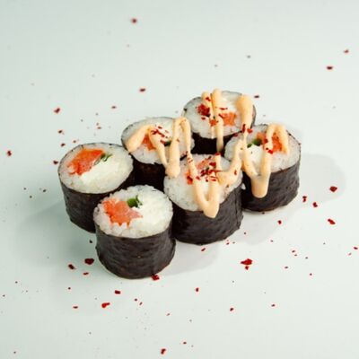 Малый ролл: х/к лосось, лук, сыр, спайси (6 шт) в ЁБИСАН по цене 479 ₽