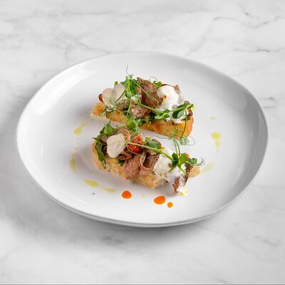 Брускетта с подкопченным ростбифом и грибным муссом в Семейное бистро Монти по цене 1025 ₽