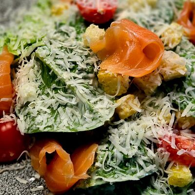 Цезарь с лососем в Seasons по цене 1150 ₽