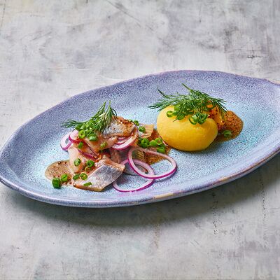 Сельдь пряного посола с отварным картофелем и горчичным соусомв Мамука по цене 470 ₽