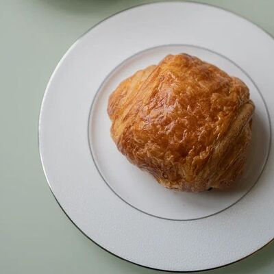 Pain au chocolat в NIQA Patisserie & Cafe по цене 350 ₽