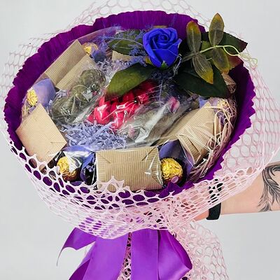 Букет из чая с конфетамив Дарите красиво по цене 4199 ₽