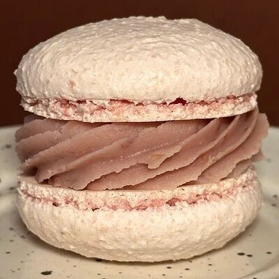 Макарон брусника-малинав Biscuit House по цене 450 ₽