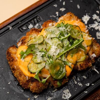 Свинина по-милански с картофельным кремом, базиликовыми огурцами в Fatto a mano по цене 950 ₽