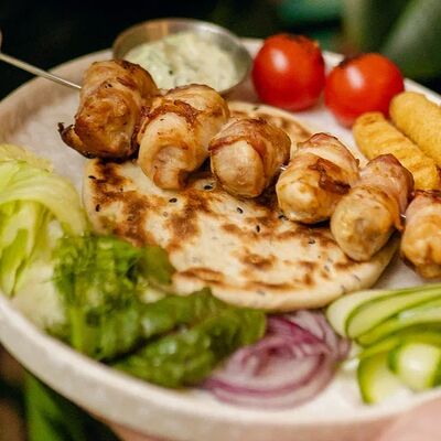 Гирос с шашлычком из цыпленка в беконе в Щебетун по цене 944 ₽