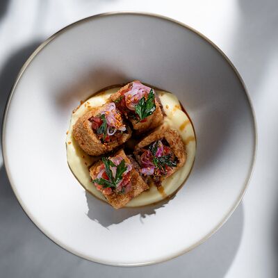 Кацо из говяжьих щечек с картофельным пюре и сыром в МОМО по цене 2250 ₽