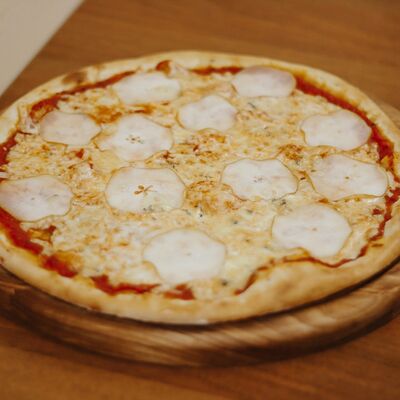 Горгонзола с грушей и кедровыми орешками в Bella Pizza по цене 695 ₽