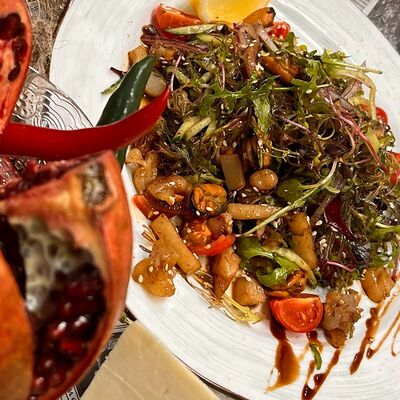 Салат с морепродуктами в Алаверды по цене 720 ₽