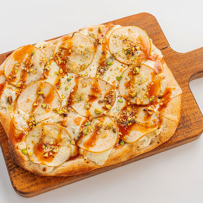 Пицца с грушей и соленой карамелью в Morricone pizza & wine по цене 870 ₽
