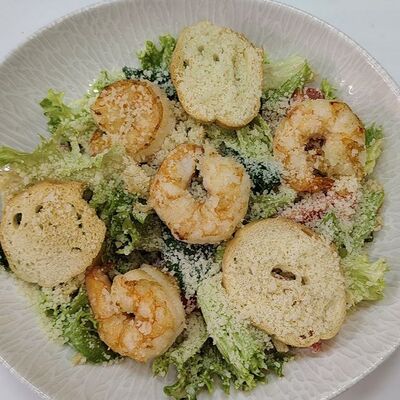 Салат Цезарь с тигровыми креветками в Чехов сад по цене 980 ₽