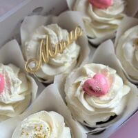 Капкейки с надписью Маме с розовыми сердечкамив The.cakes_spb