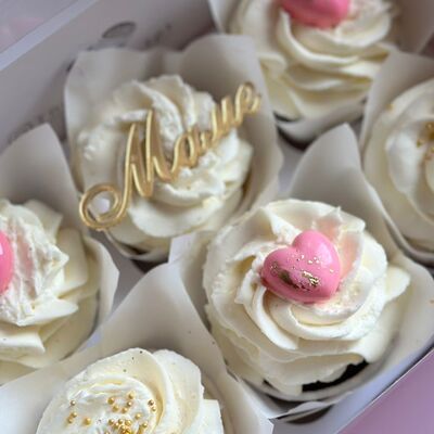 Капкейки с надписью Маме с розовыми сердечкамив The.cakes_spb по цене 2400 ₽