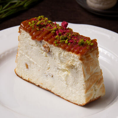 Творожная запеканка с изюмом и соленой карамелью в La Maison гастробутик по цене 230 ₽