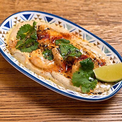 Хумус с креветками том ямв Кафе Итальянцы по цене 540 ₽