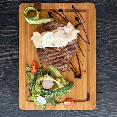 Cвинoй стейк в сливочно-грибном соусе в Грейс HALL по цене 650 ₽