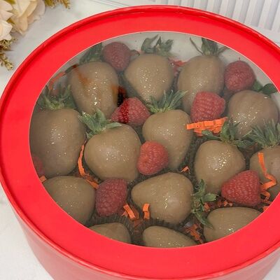 Клубника в шоколаде с малиной в Кондитерская Конфетка Питер по цене 2780 ₽