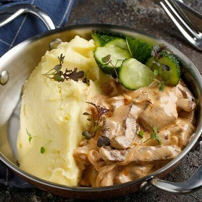 Бефстроганов с картофельным пюре в Баклажан в ТЦ 