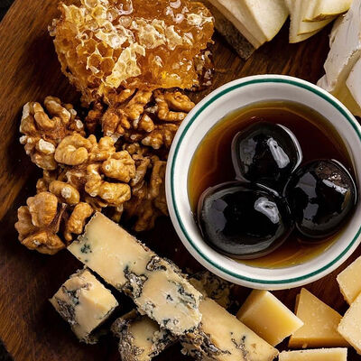 Тарелка Камамбер, пармезан, пекорино в Dacha restaurant по цене 1590 ₽