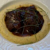 Говяжьи щечки с пюрев JOY FOOD & WINE