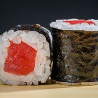 Ролл с тунцом в Yellowfin sushi