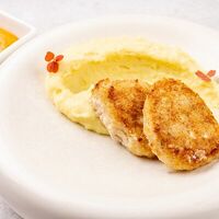 Домашние куриные котлетки с пюре в Aroma