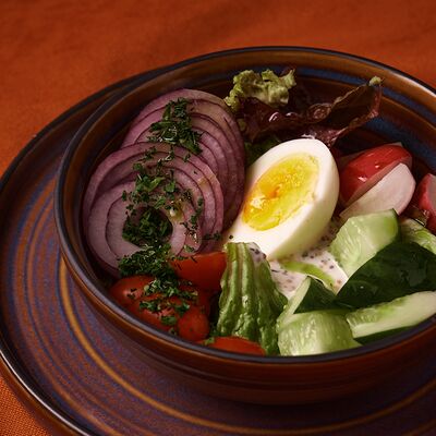 Деревенский салат с яйцом в Липа гастробар по цене 450 ₽