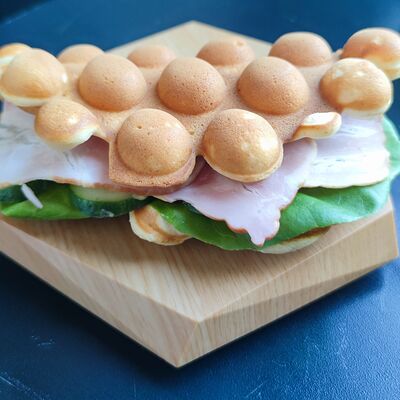 Вафля с грудинкой в Булочка с корицей по цене 395 ₽