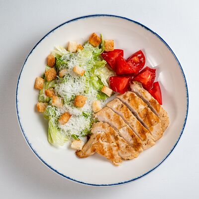 Салат Цезарь в Алёнка по цене 450 ₽