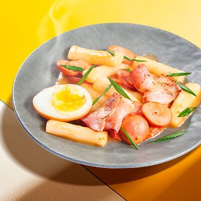 Токпокки с сосисками и беконом в Kannam Chicken по цене 579 ₽