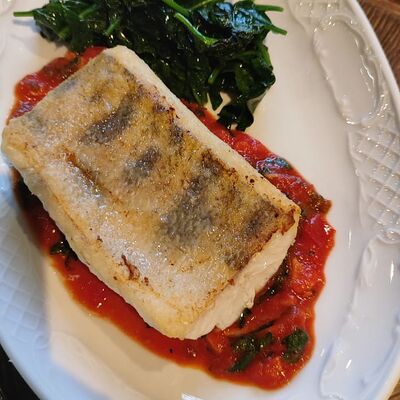 Судак со шпинатом в Поль Бейкери по цене 975 ₽