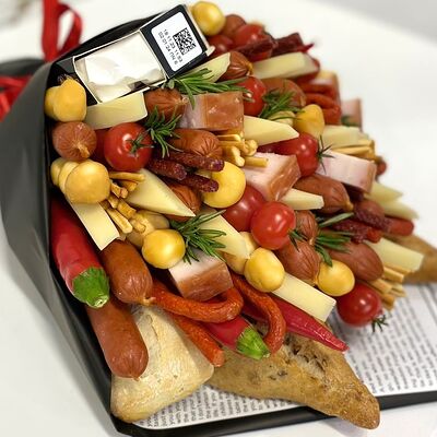 Мужской букет с колбасками, сырами и розмарином в Buketonline - Съедобные букеты и клубника в шоколаде по цене 7590 ₽