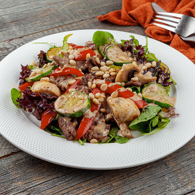 Тёплый салат с говяжьей вырезкой и овощами в Трапезная по цене 750 ₽