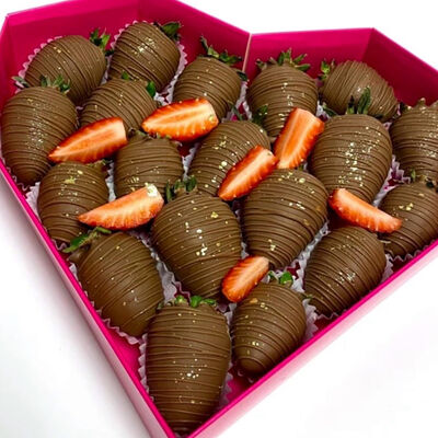 Клубника в молочном шоколаде Сердце в Lipatik sweets по цене 3190 ₽