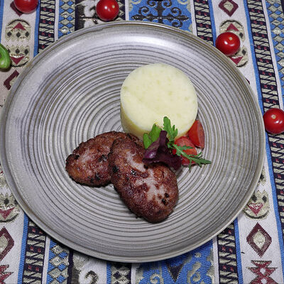 Котлеты из телятины с пюре в Ресторан Барашек по цене 940 ₽