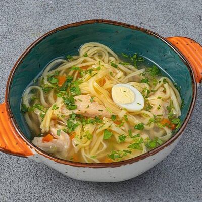 Куриная лапша с перепелиным яйцом в Море Есть по цене 560 ₽