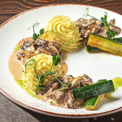 Бефстроганов из говядины с пюре и битыми огурцами в Седло по цене 895 ₽