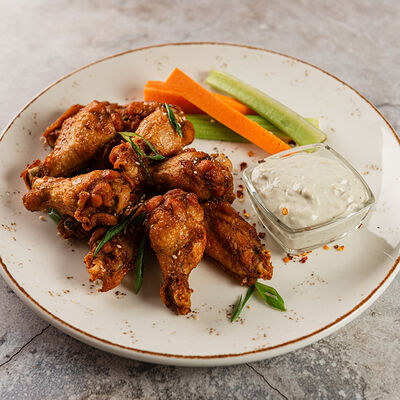 Куриные крылышки BBQ в Биродром и Панчетта по цене 680 ₽