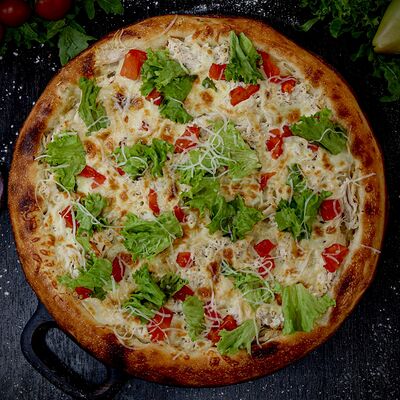 Пицца Цезарь 30 см в Hot Pizza по цене 880 ₽