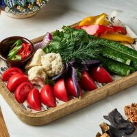 Ассорти из сезонных овощей и зелени в PRO.Хинкали by Novikov