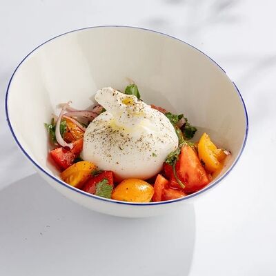 Буррата с узбекскими томатами в Vinch по цене 1190 ₽