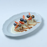 Сырники со сливочной сгущенкой и ягодами в TOAST CAFE