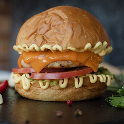 Бургер много сыра и курица в Crafty Radler по цене 790 ₽