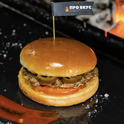 Острый бургер с соусом шрирачав Провкус по цене 560 ₽