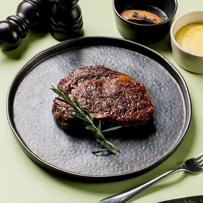 Рибай с картофельным пюре и домашней аджикой в Hamster по цене 5850 ₽