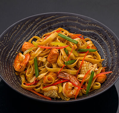 Лапша удон с морепродуктами в Bluefin по цене 1260 ₽