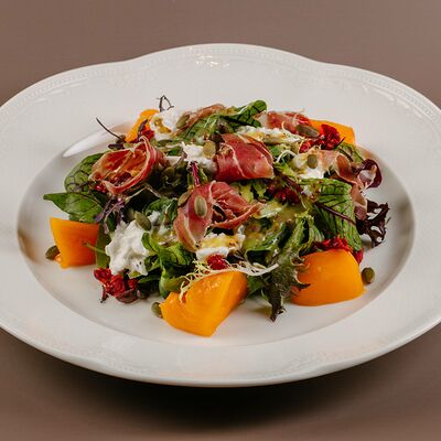 Салат с хурмой и хамоном в Кими по цене 970 ₽
