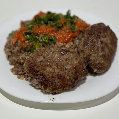 Котлеты говяжьи с гречкой в Мубарак по цене 800 ₽