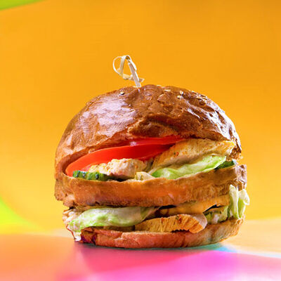 Фирменный бургер с куриной грудкой в Твой Бранч по цене 11 р.