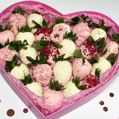 Клубника в белом шоколаде Premium сердце L на 8 Марта в Bratskih Bakerys по цене 12999 ₽