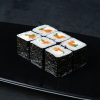 Ролл с лососем в Corner Grill